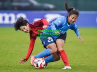 电竞竞猜官网:女足球比赛中球员发挥出色，领先对手